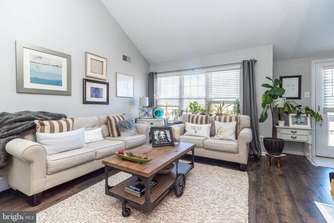 Building Photo - 42 Dogwood Ln