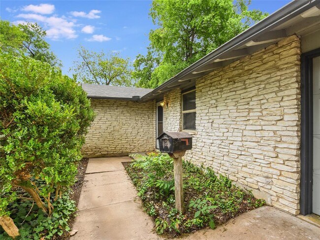 Building Photo - 8711 Bridgeport Dr