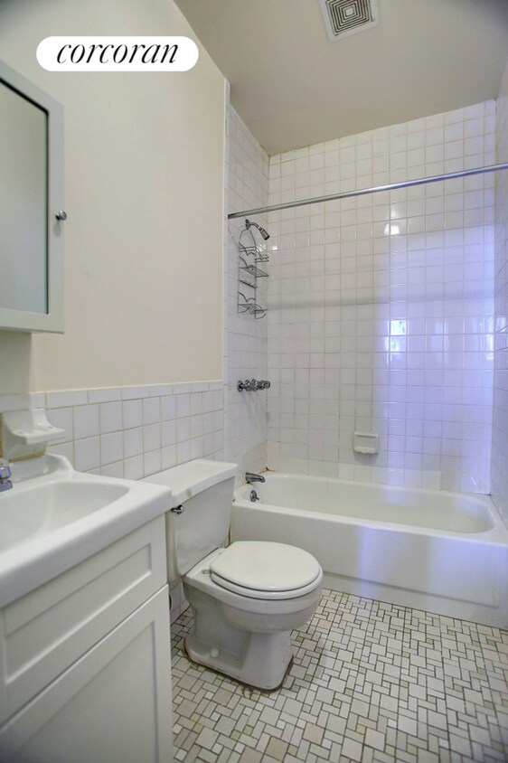 Foto del edificio - 128 W 81st St