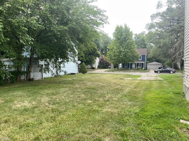 Building Photo - 2 br, 1 bath House - 219 N Prospect Rd