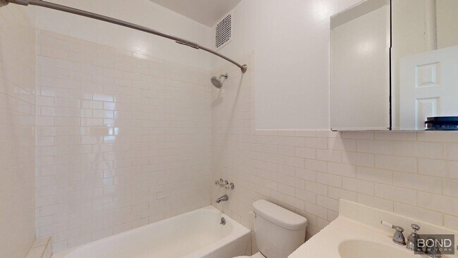 Foto del edificio - 52 W 56th St