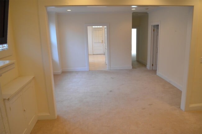 Building Photo - 621 W Princess Anne Rd