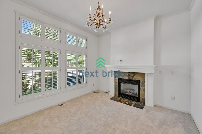 Building Photo - 3 BED & 2.5 BATH Town house FOR RENT