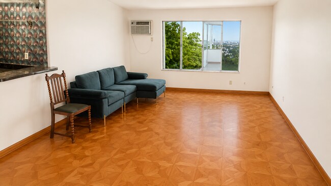Foto del edificio - 1344 N Martel Ave