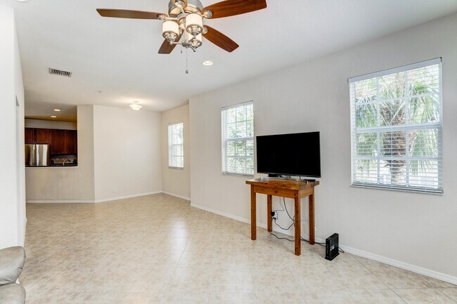 Building Photo - 122 W Royal Palm Cir
