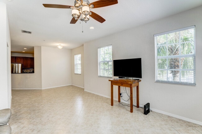 Building Photo - 122 W Royal Palm Cir