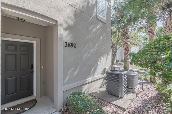 Foto del edificio - 3892 Summer Grove Way N