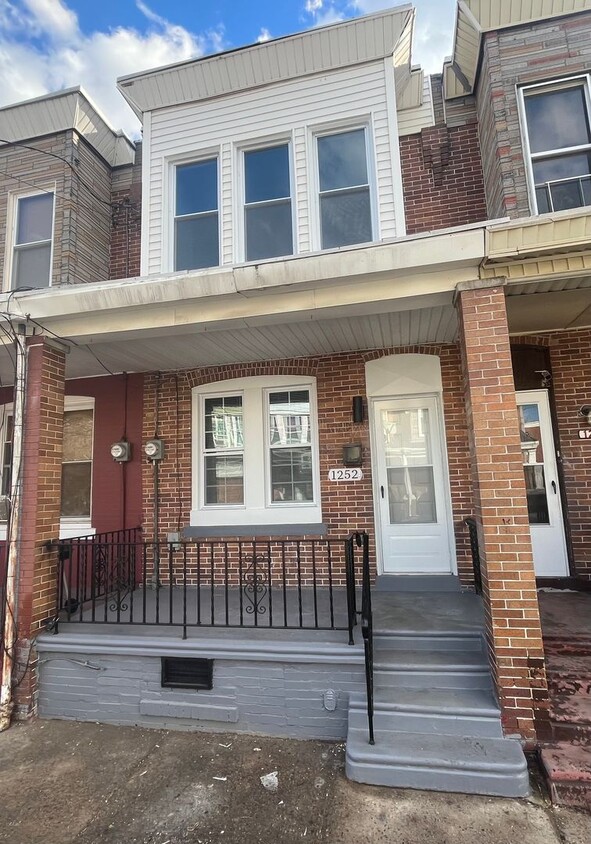 Foto principal - Newly Renovated 2 Bed/1 Bath in Whitman Pa...