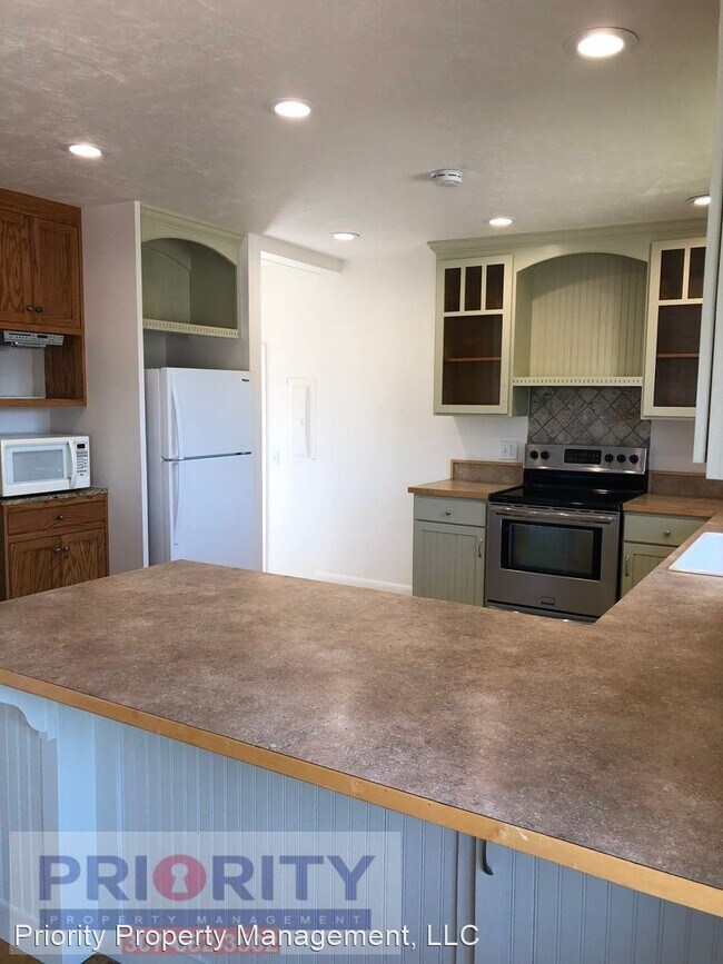 Building Photo - 4 br, 2 bath House - 100 Crook St