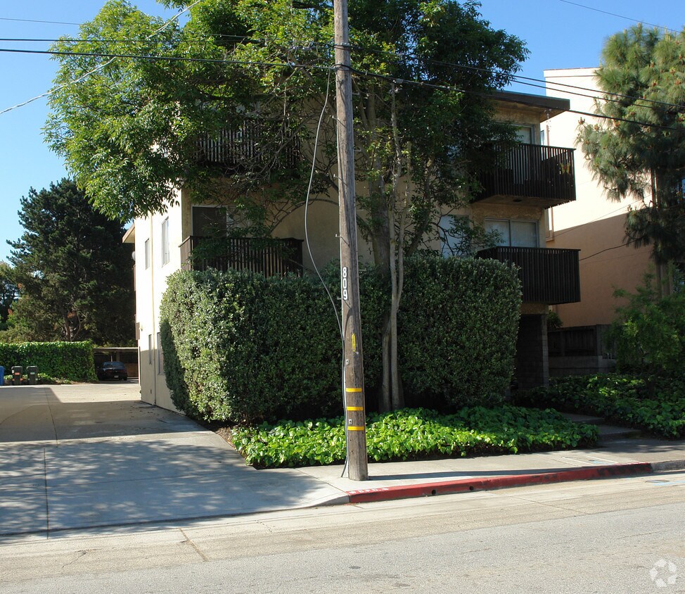 Foto principal - 809 Rollins Rd