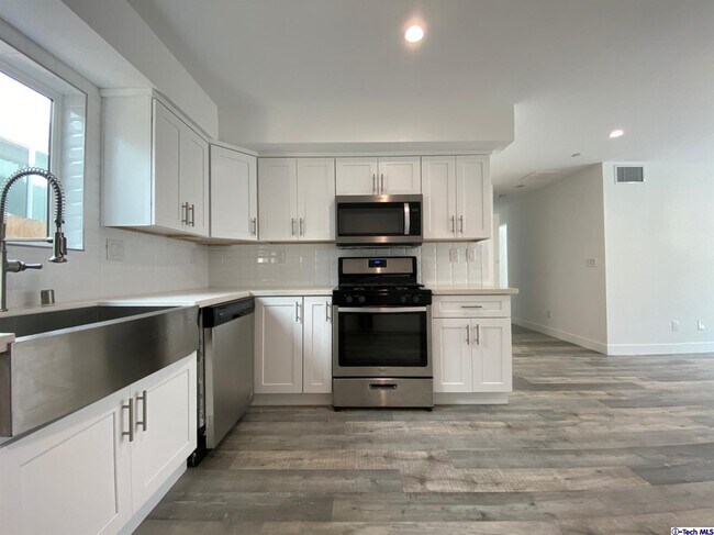 Foto del edificio - 5645 Willowcrest Ave