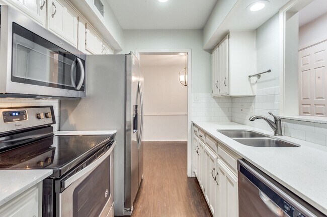 Building Photo - 2805 Meadow Park Dr