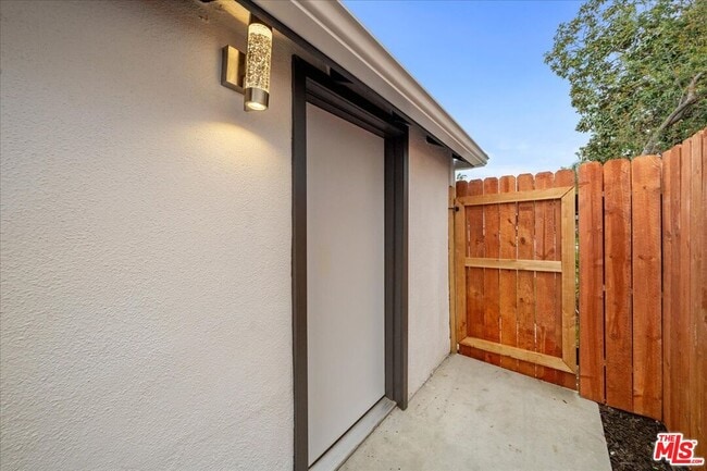 Building Photo - 5813 Saloma Ave