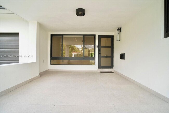 Foto del edificio - 8811 Carlyle Ave