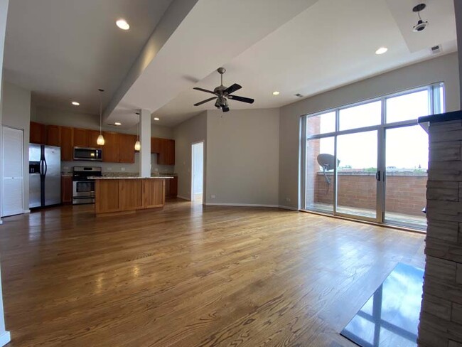 Breathtaking living space with hardwood floors and floor to ceiling windows - 1800 Milwaukee