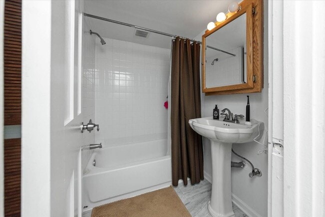 Photo - 1 bedroom in Chicago IL 60657 Apartment