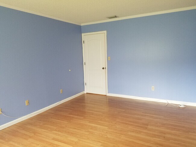 Building Photo - 5421 Vineland Rd