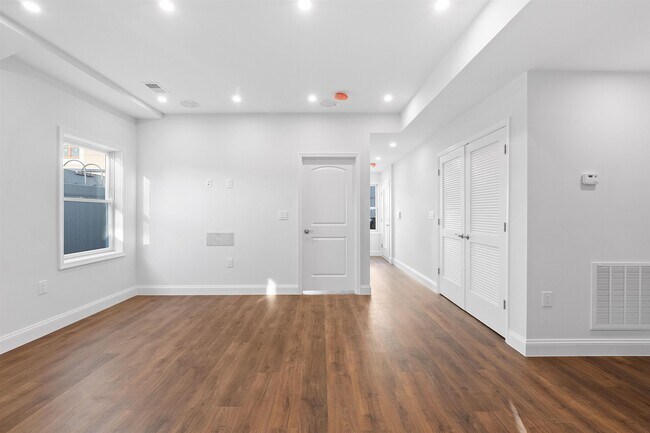 Building Photo - 163 Laidlaw Ave