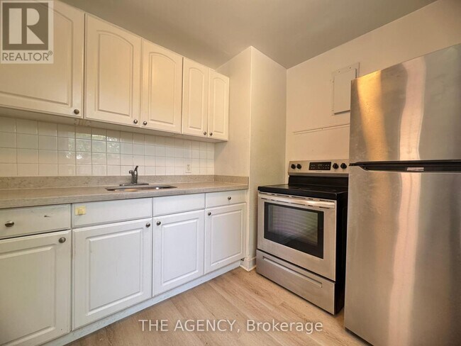 Photo du bâtiment - 852-852 Broadview Ave