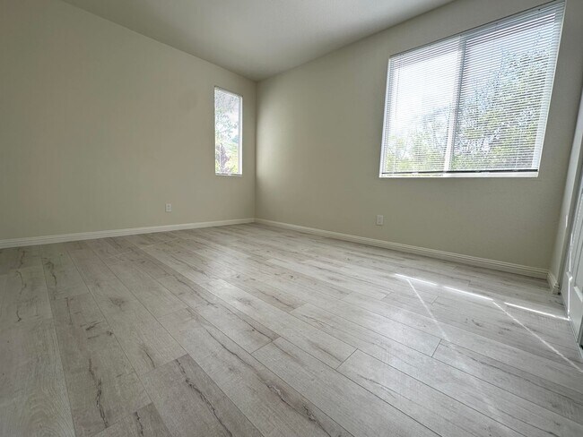 Foto del edificio - Gorgeous 7 Bed, 3.5 Bath Upgraded Corner l...