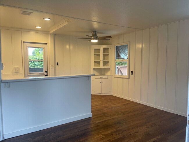 Building Photo - Updated 1 Bed, 1 Bath House in the Heart o...