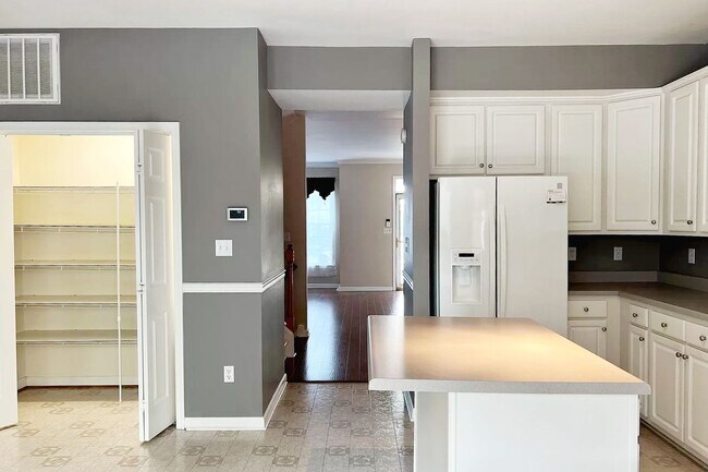 Building Photo - Spacious Briarwood Townhome