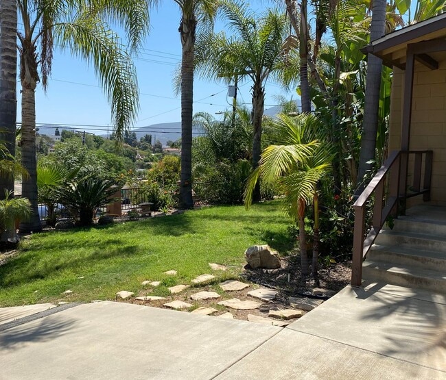 Building Photo - Lovely & Amazing Location-2 Bed/1 Bath Hom...