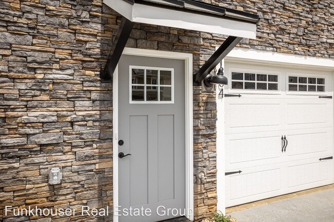 Building Photo - 3 br, 3.5 bath House - 1330 Palomino Trail