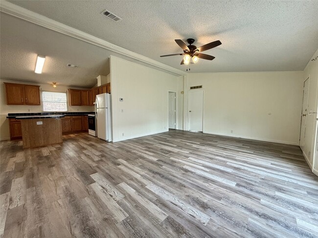Building Photo - 833 Algoa-Friendswood Rd