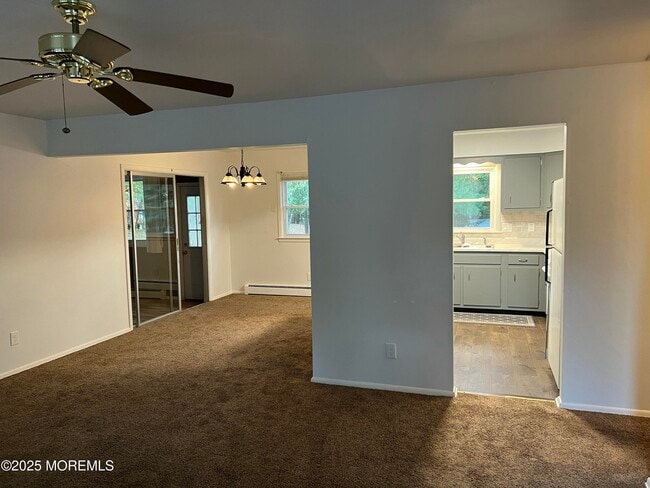 Building Photo - 927 Edgebrook Dr N