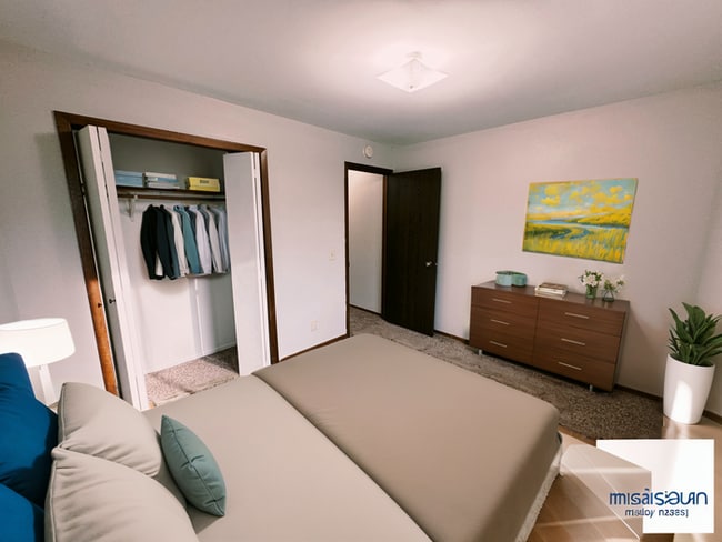 Building Photo - 2 bed 1 bath apartment with 1 stall enclos...