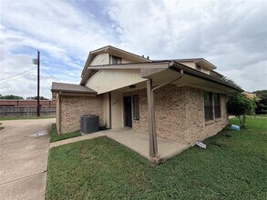 Building Photo - 2412 Lakeview Cir