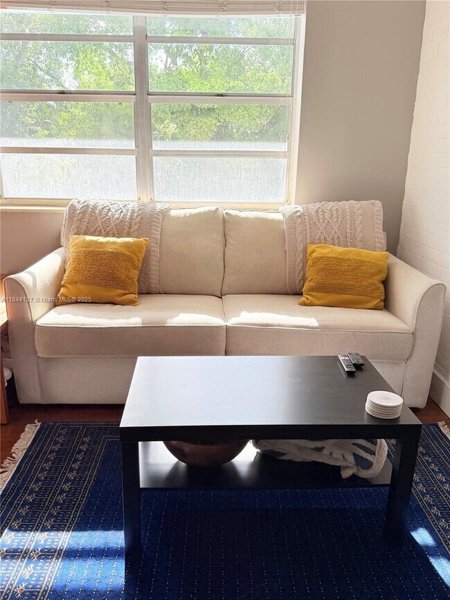 Foto del edificio - 645 NE 77th St