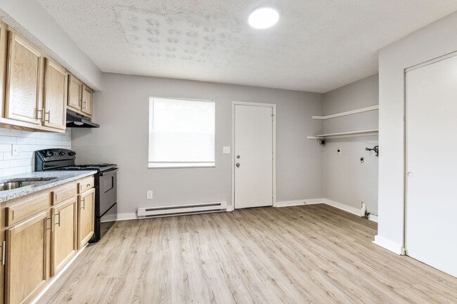 Foto del edificio - Newly Updated 2 BR/ 1 BA townhome MOVE-IN ...