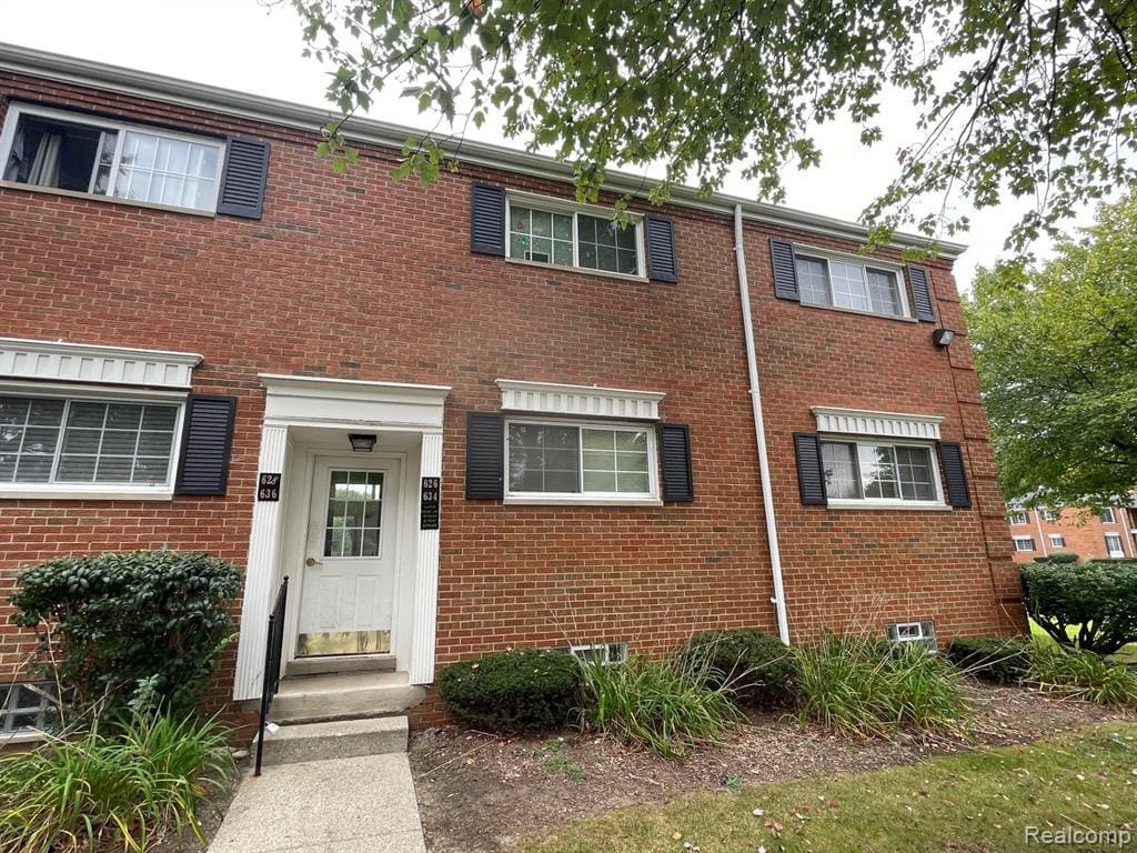 Primary Photo - 634 E Fox Hills Dr