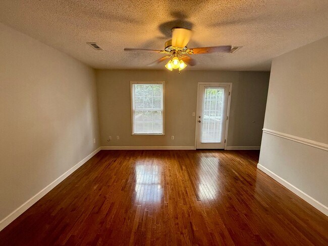 Building Photo - Worry free living, brick condo in Jonesborough!