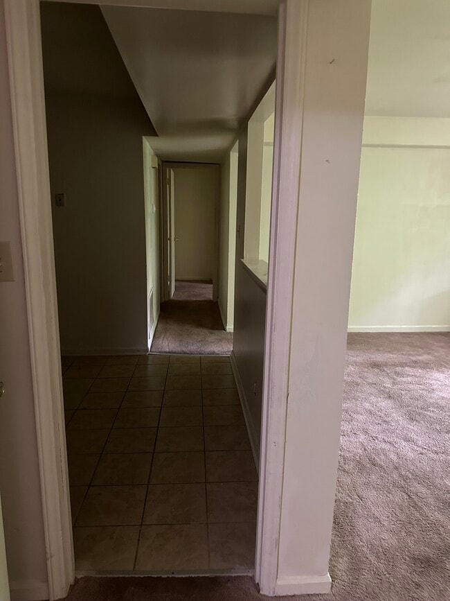 Building Photo - 1st Month FREE - Hill Court Apartments