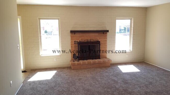 Foto del edificio - 3 Bedroom Eastside w/ Carport, Fireplace &...