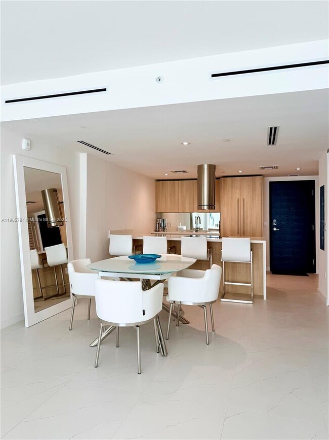 Foto del edificio - 9901 E Bay Harbor Dr