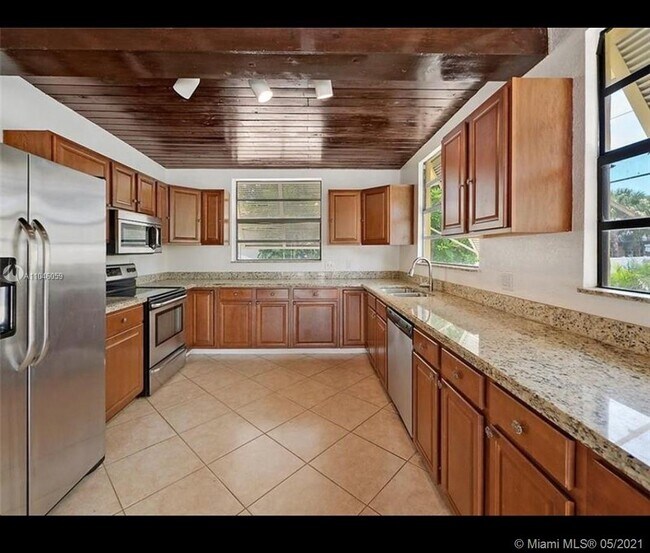 Foto del edificio - 1425 NE 4th Ct