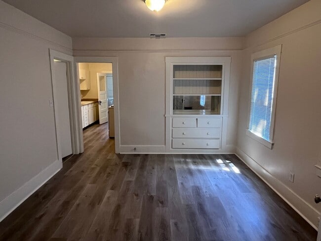 Foto del edificio - CUTE UPDATED APARTMENT IN DOWNTOWN SACRAMENTO!! $500 OFF FIRST MONTH'S RENT