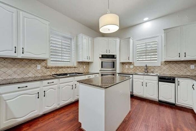 Building Photo - 806 Shadow Glen Dr