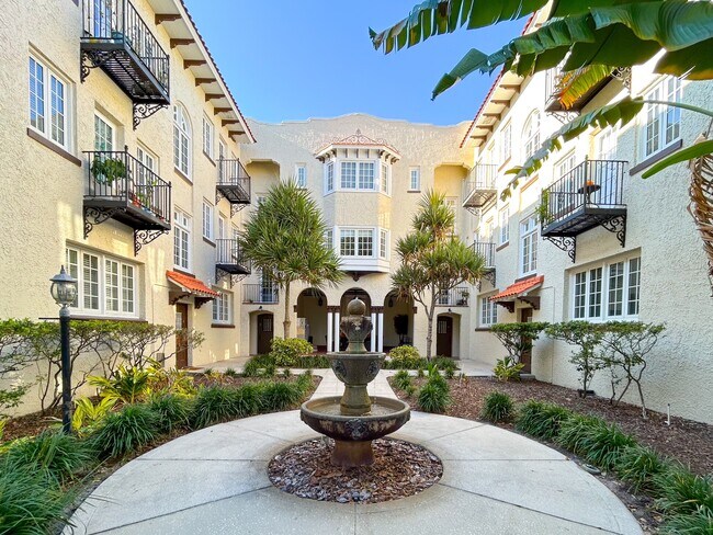 Edificio/Patio - 2117 W Dekle Ave