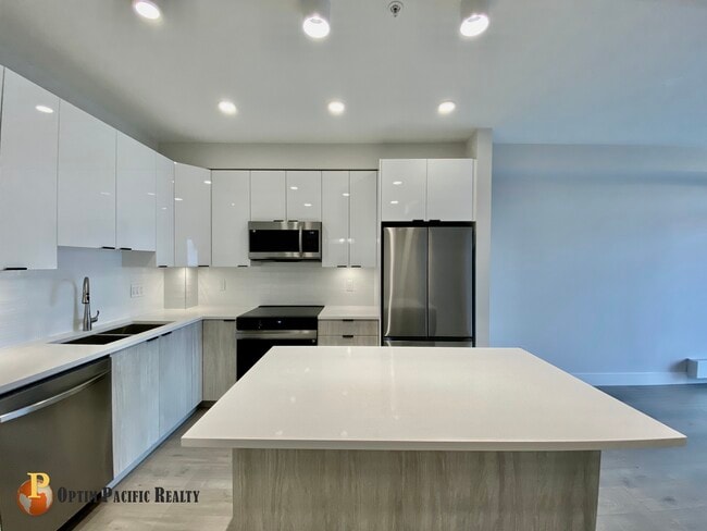 Building Photo - 13458 95 Av
