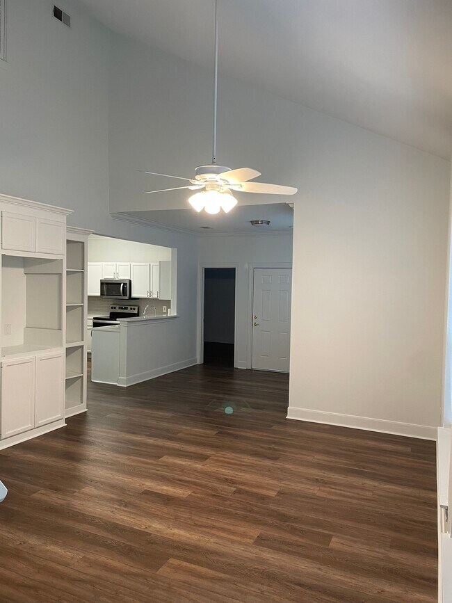 Building Photo - 710 E Boyd Dr