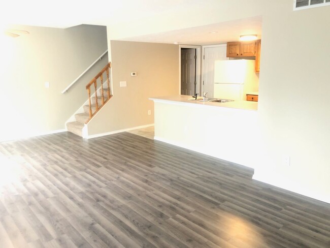 Building Photo - Extremely sharp 3BR 2.5 bath townhouse in ...
