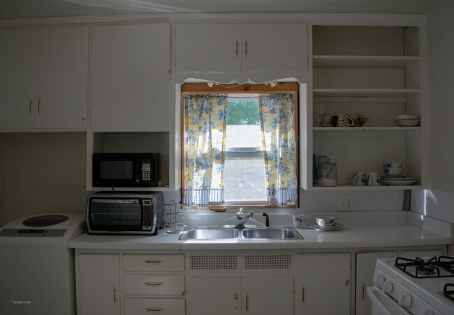 Building Photo - 1246 SW Western Ave