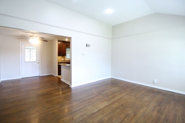 Building Photo - 2+ Bedroom 1 Bath Home In Overland Park Ka...