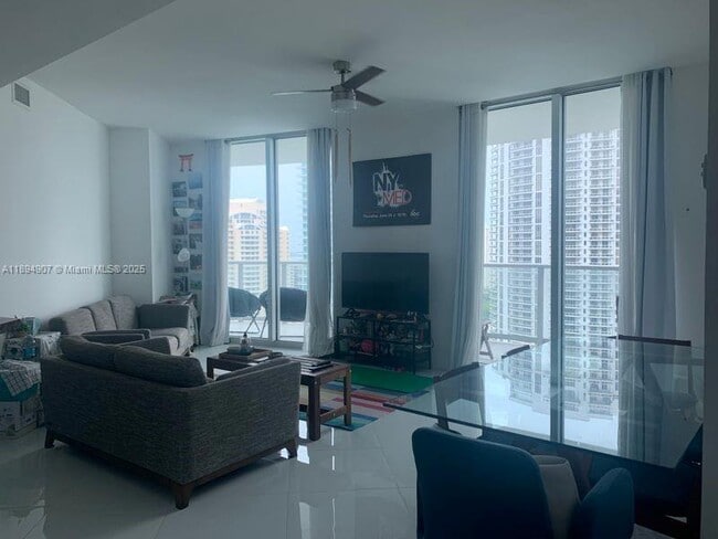 Foto del edificio - 300 S Biscayne Blvd