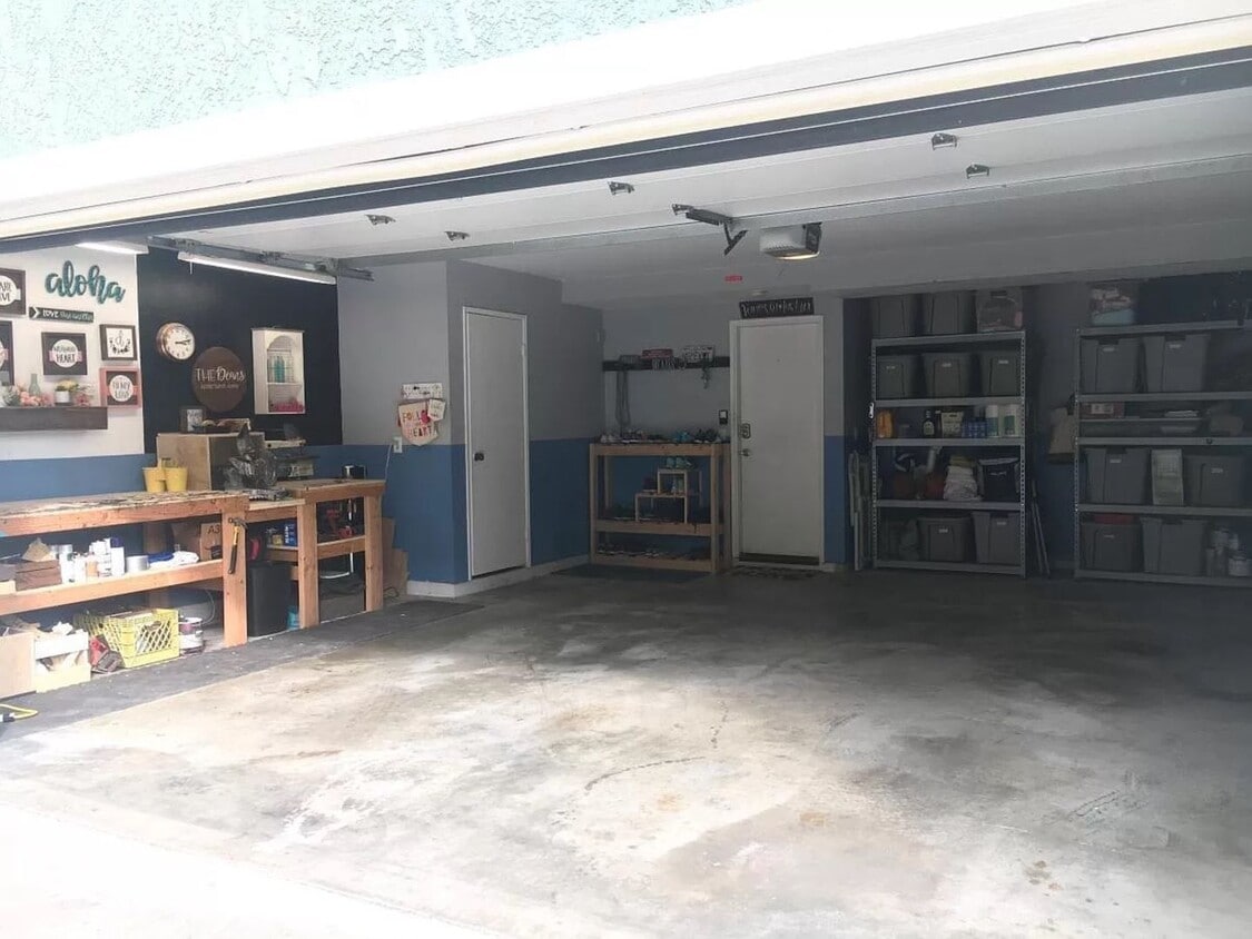 Building Photo - Bellflower Townhome